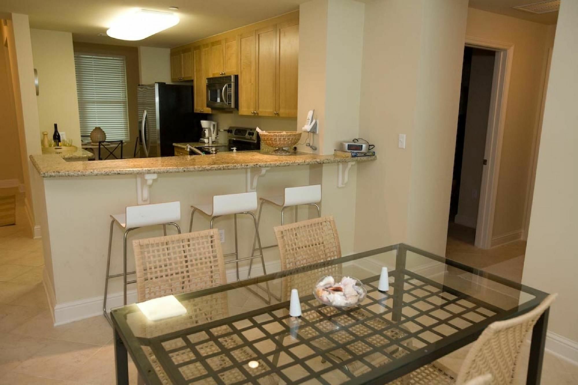 703 Aqua Apartment *